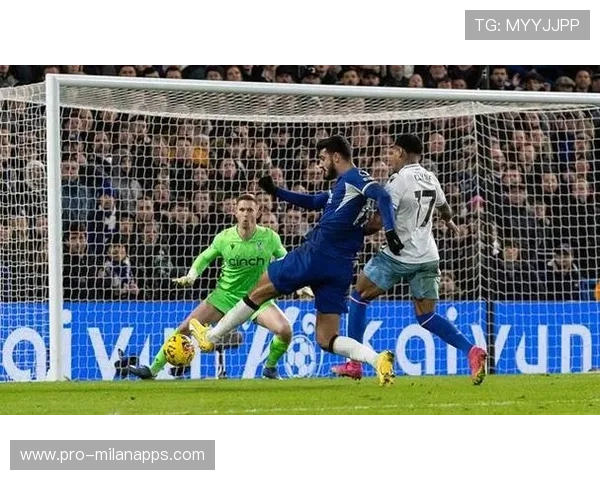 切尔西外线推进迅速，穆德里克抽射偏