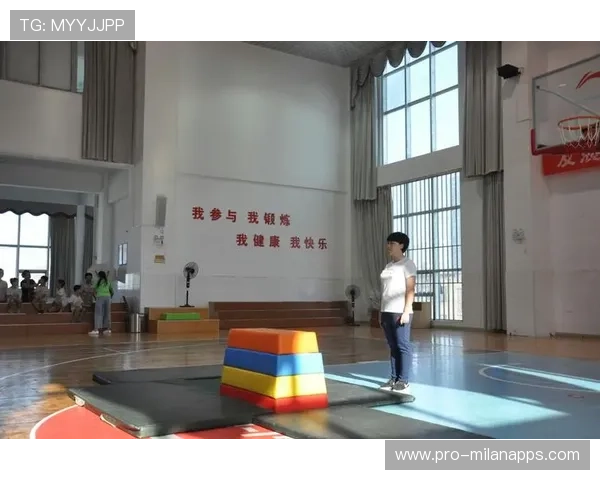 体操俱乐部举办公开训练课吸引新学员，体操训练营